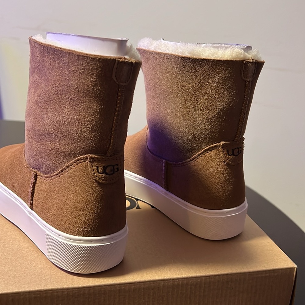 UGG Women's Lynus Sneaker Size 5 - Picture 3 of 7